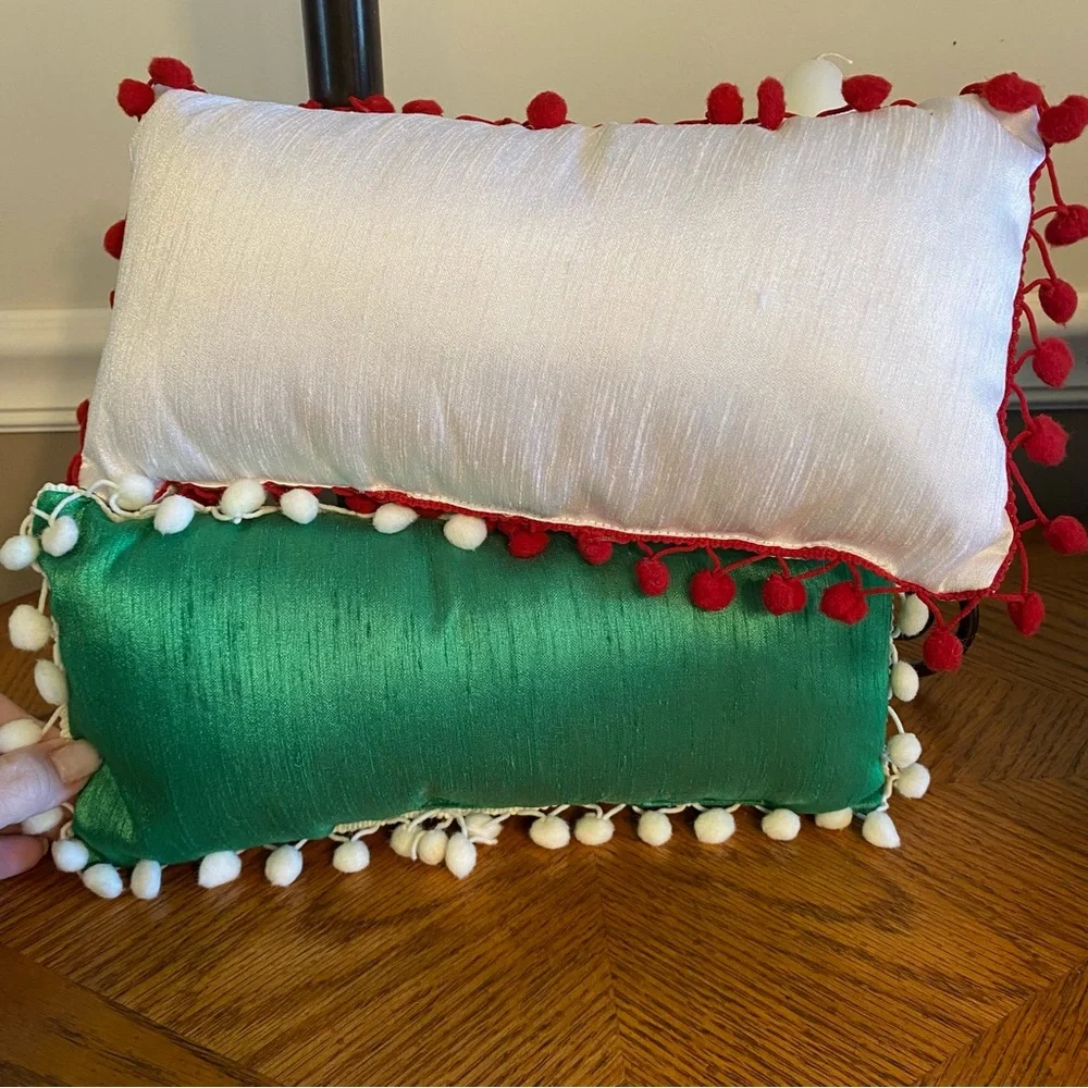 🎅🏻Sale Dazzle & Sparkle Holiday festive oblong throw pillows in green/silver whi